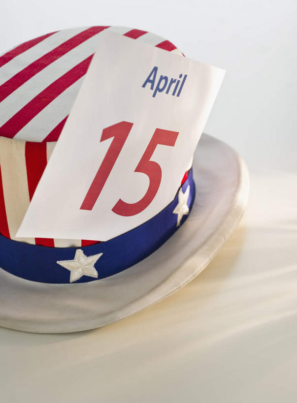 无人,竖图,俯视,室内,特写,白天,白色背景,静物,旗帜,国旗,帽子,阴影,时间,反射,标志,数字,文字,影子,字符,计时,礼帽,标识,星条旗,美国国旗,摄影,阿拉伯数字,影棚,日期,挂历,一顶,旗,日历,彩图,高角度拍摄,影棚拍摄,拍摄,美利坚合众国国旗