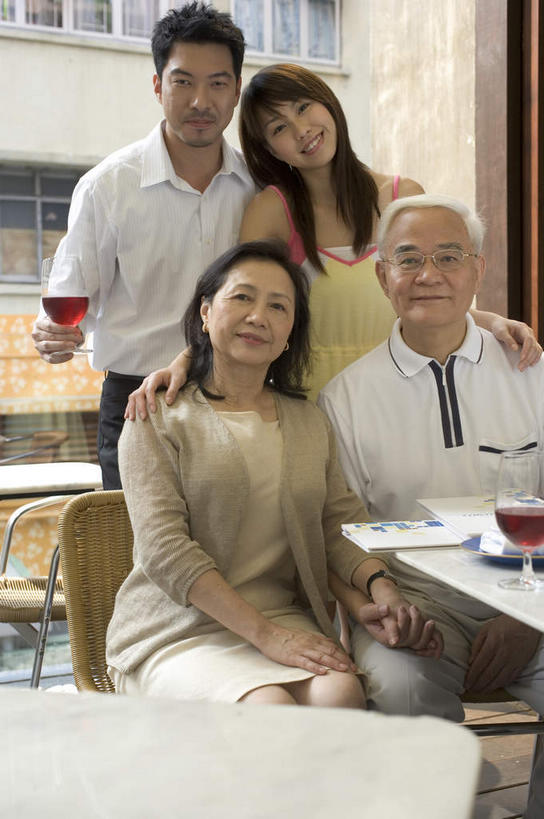 东方人,手,四个人,家,站,坐,笑,微笑,露齿笑,竖图,室内,白天,正面,餐桌,桌子,杯子,亚洲,一副,阴影,服装,光线,高脚杯,眼镜,影子,房屋,屋子,红酒杯,地面,注视,休闲装,黄种人,楼房,住宅,玻璃制品,一个,衣服,阳光,酒杯,观察,回头,看,站着,转头,四双,休闲,手部,休闲服,服饰,单个,餐台,观看,察看,关注,近视眼镜,老年男性,老年女性,男人,男性,年轻男性,年轻女性,女人,女性,亚洲人,玻璃杯,站立,坐着,半身,彩图,房子