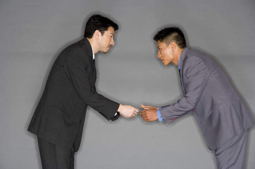 东方人,两个人,伙伴,朋友,商务人士,商务男性,站,握手,横图,室内,白天,侧面,衬衫,友谊,合作,团队,亚洲,弯腰,阴影,套装,光线,影子,灯光,黄种人,相视,站着,面对面,战略,对视,鞠躬,礼仪,相对,商务装,工薪阶层,相看,弯身,联合,合谋,尊敬,恭敬,配合,协作,男人,男性,年轻男性,亚洲人,白领,上班族,搀手,拉手,手搀手,手拉手,手牵手,手握手,站立,半身,彩图,衬衣