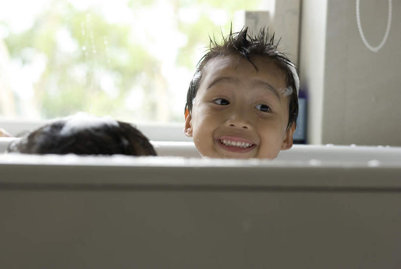 东方人,儿童,两个人,坐,笑,微笑,露齿笑,横图,室内,白天,正面,纯洁,植物,卫生间,洗手间,亚洲,朦胧,模糊,圆形,水槽,水龙头,注视,黄种人,水斗,喷水,开关,小孩,绿色,打开,观察,看,抓,可爱,童年,童趣,生长,成长,观看,阀门,察看,开启,关注,童真,烂漫,无邪,水咀,天真,男孩,男人,男性,亚洲人,厕所,坐着,半身,彩图,男生