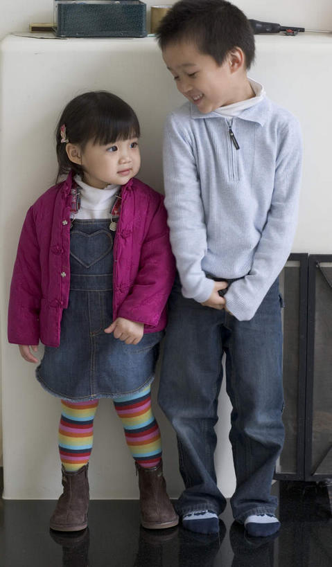 东方人,儿童,两个人,家庭,站,竖图,室内,白天,正面,亚洲,服装,注视,休闲装,兄妹,黄种人,小孩,衣服,紫色,观察,看,靠,靠着,倚靠,站着,休闲,温暖,温馨,一家人,休闲服,服饰,观看,和睦,察看,倚着,关注,男孩,男人,男性,女孩,女人,女性,亚洲人,站立,彩图,全身,融洽,男生,女生