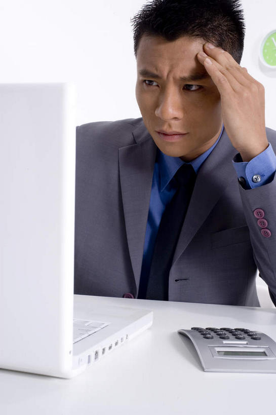 东方人,手,一个人,坐,举,竖图,室内,白天,正面,衬衫,西装,计算器,电脑,笔记本电脑,桌子,亚洲,仅一个男性,仅一个人,阴影,套装,正装,反射,计算,科学,网络,影子,办公桌,办公用品,领带,注视,职业装,黄种人,通讯设备,仅一个年轻男性,观察,看,托,思考,手部,理财,财务,观看,察看,无线,关注,数学,通信设备,无线网络,无线上网,便携式电脑,为难,手提电脑,男人,男性,年轻男性,亚洲人,举起,举手,举着,向上举,向上伸,向上托,坐着,半身,彩图,衬衣
