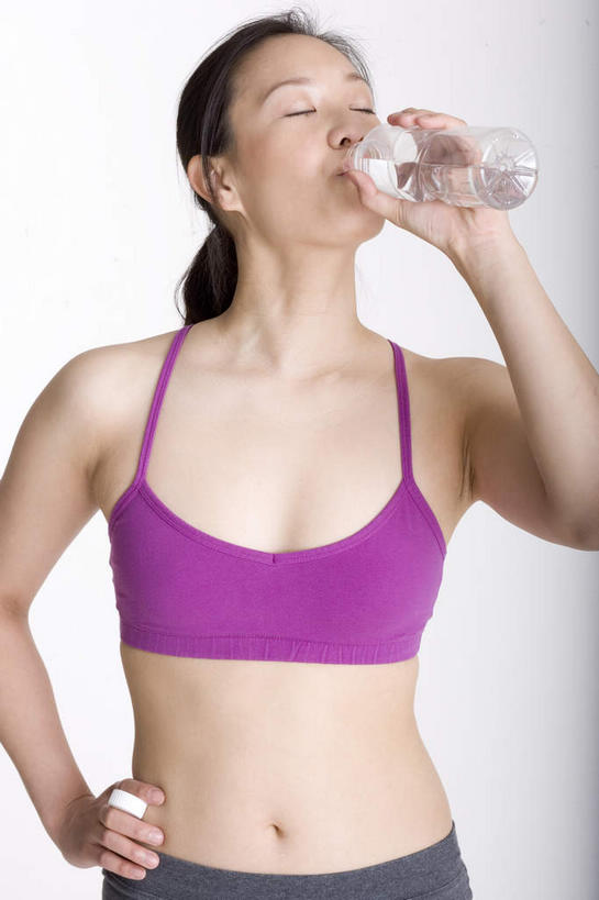 东方人,一个人,站,闭眼,竖图,室内,白天,正面,亚洲,仅一个男性,仅一个人,喝,握,服装,水瓶,拿,拿着,休闲装,黄种人,仅一个年轻男性,衣服,站着,休闲,休闲服,握着,服饰,男人,男性,年轻男性,亚洲人,闭眼睛,闭着眼,闭着眼睛,抬头,仰头,站立,半身,彩图