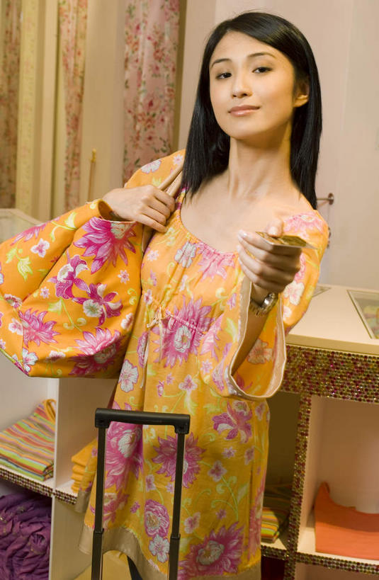 东方人,一个人,站,笑,微笑,竖图,室内,白天,正面,裙子,信用卡,窗帘,柜子,亚洲,仅一个年轻女性,仅一个女性,仅一个人,握,连衣裙,时间,拉杆箱,旅行箱,时钟,手表,印花,拿,计时,拿着,黄种人,行李箱,箱子,衣橱,钟表,站着,表,卡,握着,储蓄卡,出差,单肩包,腕表,更衣橱,银行卡,年轻女性,女人,女性,亚洲人,钟,站立,半身,彩图,旅行