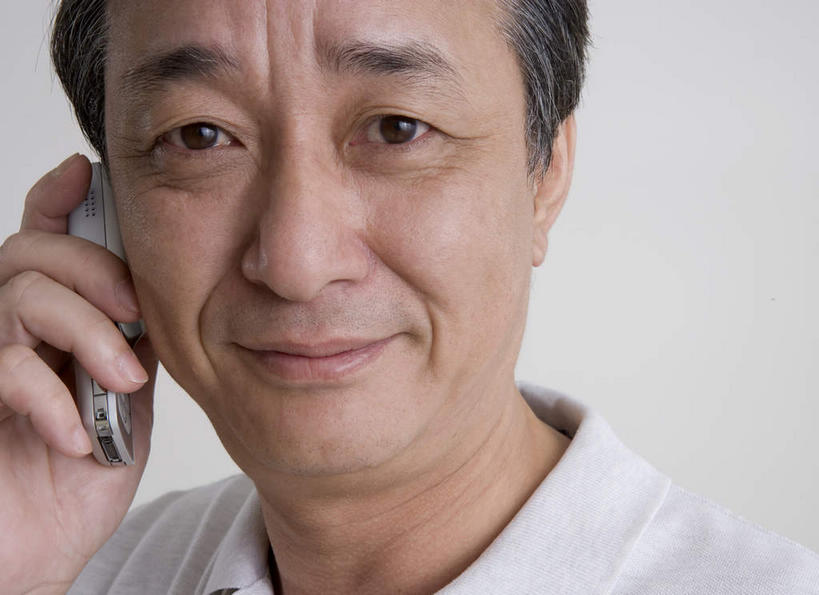 东方人,脸,头,脸颊,头发,一个人,站,笑,打电话,微笑,露齿笑,横图,室内,特写,白天,白色背景,正面,电话,手机,亚洲,仅一个男性,仅一个人,服装,听,注视,休闲装,黄种人,通讯设备,衣服,白色,观察,看,站着,仅一个老年男性,休闲,休闲服,摄影,服饰,影棚,观看,察看,关注,鹤发,交流,老年男性,男人,男性,亚洲人,头部,脸部,脸蛋,面部,沟通,通话,站立,半身,彩图,影棚拍摄,拍摄