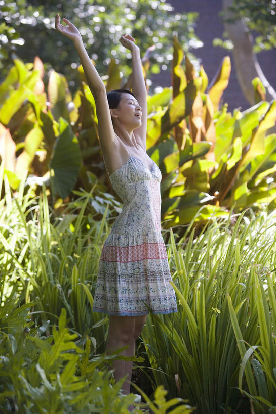 东方人,手,一个人,举,闭眼,笑,微笑,露齿笑,竖图,室外,白天,正面,裙子,太阳,植物,亚洲,仅一个年轻女性,仅一个女性,仅一个人,阴影,连衣裙,天然,光线,影子,黄种人,绿色,阳光,自然,托,思考,手部,生长,成长,思虑,年轻女性,女人,女性,亚洲人,闭眼睛,闭着眼,闭着眼睛,举起,举手,举着,向上举,向上伸,向上托,半身,彩图