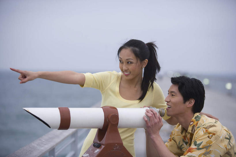 东方人,两个人,栏杆,站,蹲,笑,微笑,露齿笑,横图,室外,白天,正面,爱情,探险,神秘,仪器,卫星,宇宙,科技,美国,亚洲,眺望,握,服装,检查,研究,反射,分析,科学,太空,太空船,星球,天文望远镜,望远镜,栅栏,篱笆,水平线,星云,围栏,辽阔,海平线,浪漫,注视,休闲装,黄种人,护栏,一个,衣服,黄色,天空,自然,天,观察,看,站着,休闲,广阔,温暖,温馨,休闲服,恩爱,清晰,探索,握着,系,恋人,服饰,太阳系,放大,单个,观看,一望无际,发现,仔细,人造卫星,天体,和睦,科研,察看,科学技术,北美,北美洲,瞭望,指向,聚焦,关注,加利福尼亚,银河系,美洲,航天飞机,星体,天文学,加州,远视镜,瞭望镜,外太空,加利福尼亚州,史匹哲太空望远镜,斯皮策太空望远镜,金州,黄金州,光学,北亚美利加洲,亚美利加洲,清楚,无边无际,一马平川,男人,男性,年轻男性,年轻女性,女人,女性,亚洲人,情侣,蹲着,站立,半身,彩图,伴侣,融洽,水天相接,水天一线,光学仪器,千里镜