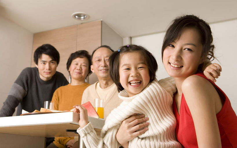 点心,面包,东方人,儿童,老年人,夫妻,母亲,父亲,女儿,祖母,祖父,三代同堂,家,站,抱,笑,微笑,横图,室内,白天,仰视,爱情,纯洁,餐桌,厨房,家具,装修,桌子,建筑,柑橘,西瓜,水果,亚洲,五个人,服装,新鲜,装饰,陶瓷,房屋,屋子,公寓,生食,食品,面点,果实,陶瓷制品,许多人,古典,浪漫,注视,休闲装,黄种人,建设,祖孙三代,装潢,洋房,楼房,住宅,食物,糕点,小孩,衣服,容器,室内装潢,碗,观察,看,站着,一群人,休闲,温暖,温馨,父女,母女,休闲服,中式,恩爱,父爱,可爱,母爱,童年,童趣,恋人,服饰,有机食品,绿色食品,奶奶,爷爷,餐台,抱着,观看,祖孙,储藏,样板房,明亮,和睦,察看,舒适,家居装潢,搂着,储存,关注,房屋设计,室内设计,童真,宽敞,烂漫,无邪,外婆,外孙女,外祖母,外公,外祖父,样板房装潢,一碟,天真,老年男性,老年女性,男人,男性,年轻男性,年轻女性,女孩,女人,女性,亚洲人,孩子,年轻人,夫妇,情侣,全家福,孙女,设计,橘子,桔子,寒瓜,橙子,橙,怀抱,搂,搂抱,相抱,拥抱,站立,半身,彩图,低角度拍摄,房子,灶间,伴侣,融洽,贮存,女生,爸爸,多代同堂,妈妈