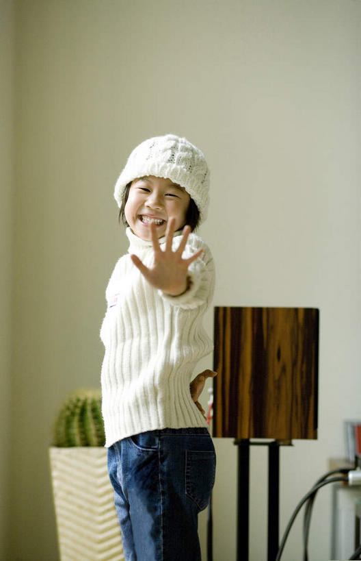 东方人,儿童,一个人,站,举,竖图,室内,白天,白色背景,侧面,纯洁,植物,台灯,仙人掌,帽子,花盆,照明,亚洲,仅一个女性,仅一个人,火焰,盆栽,墙,灯光,草药,盆景,扭头,黄种人,中药,墙壁,墙面,灯,小孩,黄色,绿色,白色,自然,遮阳帽,灯具,托,站着,转头,仅一个小孩,可爱,童年,童趣,生长,成长,照亮,照明设备,药材,中草药,童真,烂漫,无邪,中药材,本草,牛舌头,一顶,天真,女孩,女人,女性,亚洲人,孩子,玉芙蓉,仙巴掌,火掌,霸王树,举起,举手,举着,向上举,向上伸,向上托,站立,半身,彩图,五指张开,女生