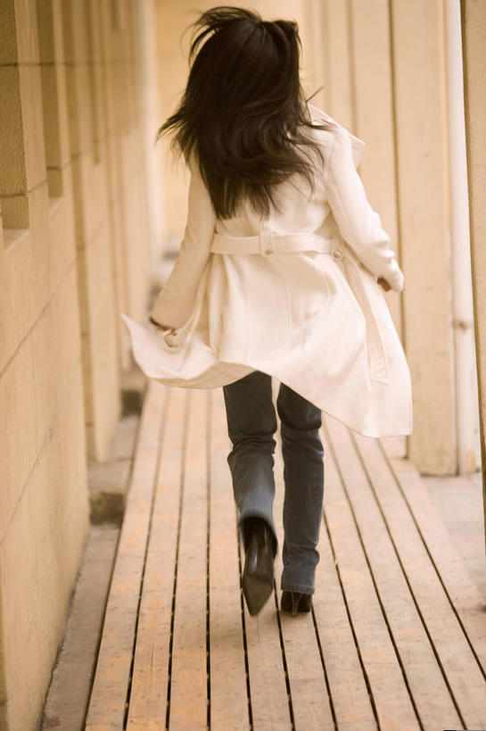 东方人,一个人,走,竖图,室外,白天,地板,亚洲,仅一个年轻女性,仅一个女性,仅一个人,服装,木制,柱子,墙,走道,走廊,过道,地面,休闲装,黄种人,木地板,墙壁,墙面,背面,衣服,白色,黑色,木制品,休闲,休闲服,服饰,飘逸,微风,和风,超脱,超逸,俊逸,萧洒,潇洒,轻风,年轻女性,女人,女性,亚洲人,长发,步行,散步,走路,彩图,全身