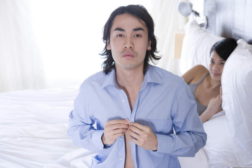 东方人,两个人,家庭,夫妻,坐,横图,室内,白天,正面,衬衫,爱情,窗户,床,卧室,亚洲,握,床单,浪漫,拿,拿着,黄种人,被子,扣子,玻璃窗,温暖,温馨,一家人,恩爱,握着,恋人,单人床,和睦,被单,男人,男性,年轻男性,年轻女性,女人,女性,亚洲人,年轻人,夫妇,情侣,坐着,半身,彩图,衬衣,睡房,卧房,伴侣,融洽