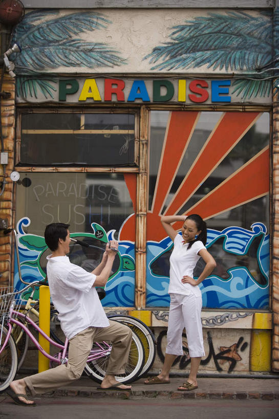 东方人,两个人,家庭,夫妻,竖图,室外,白天,正面,抽象,爱情,绘画,道路,路,公路,自行车,亚洲,握,服装,艺术,彩绘,图案,艺术品,交通,古典,浪漫,拿,拿着,休闲装,黄种人,文化,车,脚踏车,衣服,工艺品,交通工具,品味,休闲,概念,温暖,温馨,一家人,休闲服,恩爱,握着,恋人,服饰,录像机,美术,和睦,高雅,载具,美学,图文,男人,男性,年轻男性,年轻女性,女人,女性,亚洲人,年轻人,夫妇,情侣,马路,半身,彩图,拍摄,涂鸦,伴侣,融洽