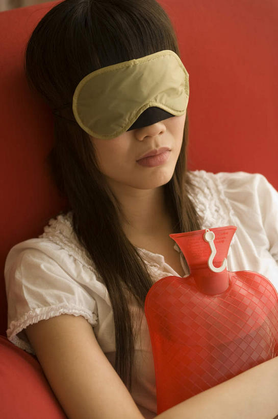 东方人,一个人,躺,抱,竖图,俯视,室内,白天,亚洲,仅一个年轻女性,仅一个女性,仅一个人,握,服装,塑料,拿,拿着,休闲装,黄种人,一个,衣服,红色,容器,塑料制品,休闲,疼痛,休闲服,眼罩,握着,遮,遮掩,服饰,抱着,储藏,悲伤,掩盖,搂着,遮挡,热水袋,储存,痛苦,遮盖,掩饰,疾苦,苦楚,卧着,年轻女性,女人,女性,亚洲人,搂,搂抱,躺着,卧,半身,彩图,高角度拍摄,贮存