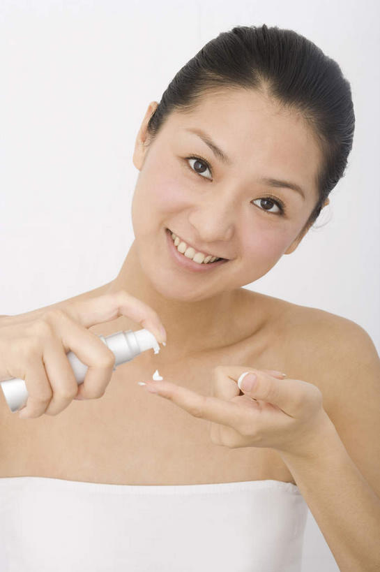 东方人,一个人,站,笑,微笑,露齿笑,竖图,室内,特写,白天,正面,化妆,美容,亚洲,仅一个年轻女性,仅一个女性,仅一个人,护肤,握,挤,拿,拿着,注视,黄种人,观察,看,站着,保养,享受,休闲,放松,握着,保健,观看,接,察看,关注,润肤乳,养颜,尤物,年轻女性,女人,女性,亚洲人,站立,半身,彩图,佳丽,丽人,美人