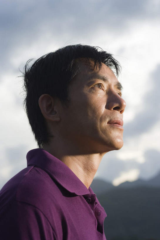 东方人,一个人,站,竖图,室外,白天,仰视,山,山脉,亚洲,仅一个男性,仅一个人,阴影,服装,光线,影子,山峰,云,云朵,山峦,云彩,注视,休闲装,黄种人,仅一个年轻男性,衣服,蓝色,白云,蓝天,天空,阳光,群山,天,观察,看,站着,休闲,休闲服,服饰,晴朗,观看,凝重,察看,关注,男人,男性,年轻男性,亚洲人,晴空,站立,半身,彩图,低角度拍摄