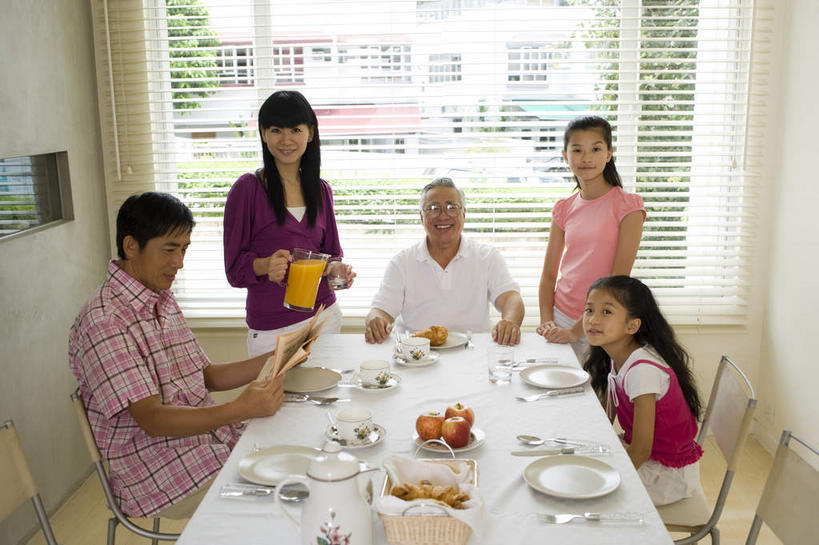 果汁,东方人,儿童,老年人,夫妻,母亲,父亲,女儿,祖母,祖父,三代同堂,站,坐,笑,微笑,露齿笑,横图,俯视,室内,白天,爱情,纯洁,餐桌,窗户,桌子,苹果,香蕉,餐具,水果,椅子,亚洲,五个人,阴影,服装,新鲜,反射,碟子,盘,影子,陶瓷,百叶窗,墙,生食,食品,果实,陶瓷制品,许多人,浪漫,注视,休闲装,黄种人,祖孙三代,墙壁,墙面,食物,小孩,衣服,盘子,容器,碟,碗,观察,看,站着,一群人,休闲,温暖,温馨,父女,母女,休闲服,恩爱,父爱,可爱,母爱,童年,童趣,恋人,服饰,有机食品,绿色食品,奶奶,爷爷,餐台,观看,祖孙,储藏,和睦,察看,储存,关注,童真,烂漫,无邪,外婆,外孙女,外祖母,外公,外祖父,一壶,一碟,天真,老年男性,老年女性,男人,男性,年轻男性,年轻女性,女孩,女人,女性,亚洲人,孩子,年轻人,夫妇,情侣,全家福,孙女,甘蕉,站立,坐着,半身,彩图,高角度拍摄,伴侣,融洽,贮存,女生,爸爸,多代同堂,妈妈