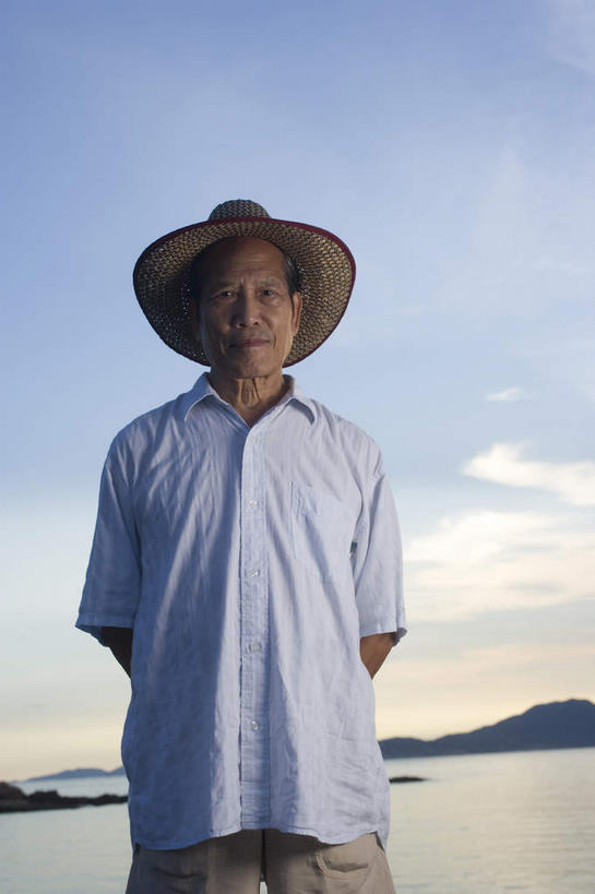 东方人,手,一个人,竖图,室外,白天,仰视,湖,湖泊,山,山脉,水,帽子,亚洲,中年,仅一个男性,仅一个人,一双,阴影,服装,光线,草帽,影子,湖面,山峰,水流,水面,云,云朵,地面,山峦,云彩,注视,休闲装,黄种人,衣服,蓝色,白云,蓝天,天空,阳光,湖水,群山,天,观察,看,仅一个老年男性,休闲,手部,休闲服,服饰,晴朗,观看,察看,关注,背手,老年男性,男人,男性,亚洲人,晴空,半身,彩图,低角度拍摄