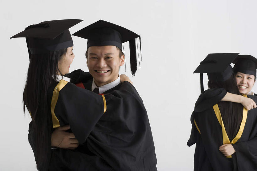东方人,手,四个人,伙伴,朋友,学生,站,抱,笑,微笑,露齿笑,横图,室内,白天,白色背景,正面,友谊,房间,亚洲,阴影,光线,影子,墙,灯光,注视,黄种人,墙壁,墙面,观察,看,站着,四双,手部,摄影,流苏,影棚,抱着,观看,察看,搂着,学士帽,毕业,关注,学士服,垂布,学士袍,友情,男人,男性,年轻男性,年轻女性,女人,女性,亚洲人,怀抱,搂,搂抱,相抱,拥抱,站立,半身,彩图,影棚拍摄,拍摄