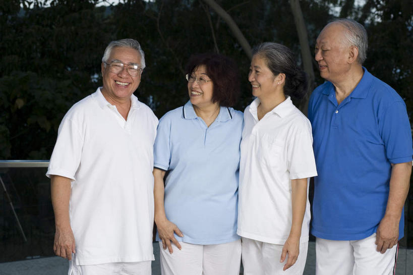 东方人,手,四个人,伙伴,朋友,栏杆,站,横图,室外,夜晚,正面,友谊,亚洲,一副,阴影,服装,裤子,光线,眼镜,影子,围栏,地面,注视,休闲装,黄种人,护栏,衣服,阳光,观察,回头,看,站着,转头,四双,休闲,手部,休闲服,服饰,观看,察看,关注,近视眼镜,友情,老年男性,老年女性,男人,男性,女人,女性,亚洲人,站立,半身,彩图