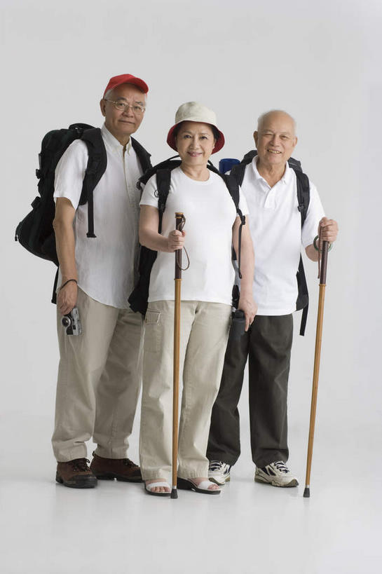 东方人,三个人,站,竖图,室内,白天,白色背景,正面,旅游,度假,亚洲,服装,包,工具,器材,旅行包,注视,休闲装,黄种人,娱乐,衣服,背包,观察,看,站着,享受,休闲,休闲服,器械,放松,摄影,服饰,影棚,拐杖,观看,察看,关注,登山杖,辅助设备,旅游包,登山棍,老年男性,老年女性,男人,男性,女人,女性,亚洲人,登山,爬山,站立,彩图,全身,影棚拍摄,拍摄,双肩包