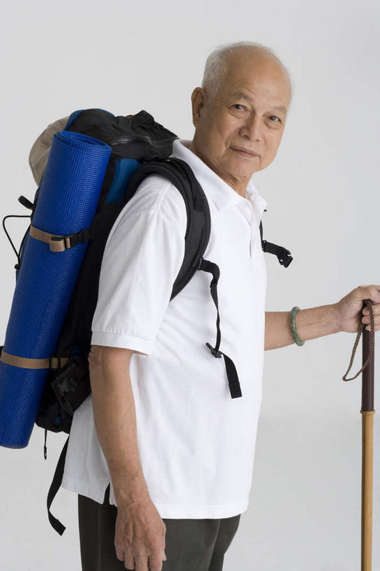 东方人,背,皱纹,头发,一个人,站,举,笑,微笑,露齿笑,竖图,室内,白天,白色背景,侧面,亚洲,仅一个男性,仅一个人,握,服装,包,拿,旅行包,拿着,扭头,注视,休闲装,黄种人,衣服,白色,背包,背着,观察,看,托,站着,转头,仅一个老年男性,休闲,休闲服,握着,摄影,服饰,手镯,影棚,观看,察看,关注,旅游包,背负,鹤发,老年男性,男人,男性,亚洲人,举起,举手,举着,向上举,向上伸,向上托,站立,半身,彩图,影棚拍摄,拍摄,双肩包