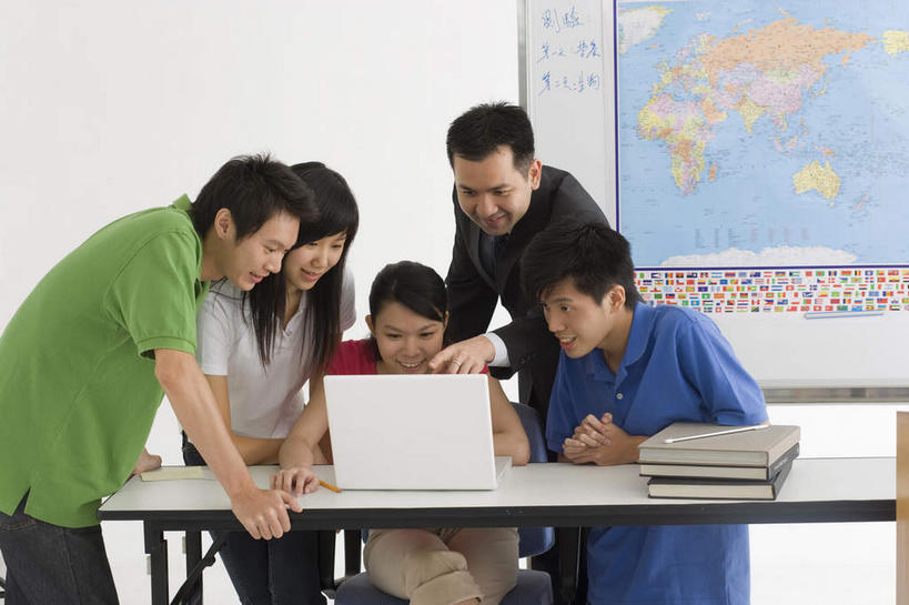 东方人,伙伴,朋友,学生,教师,站,笑,微笑,露齿笑,横图,室内,白天,白色背景,正面,看书,阅读,友谊,电脑,笔记本电脑,海洋,桌子,地图,书籍,椅子,亚洲,五个人,敲打,弯腰,学习,服装,网络,世界地图,陆地,许多人,扭头,注视,休闲装,黄种人,输入,通讯设备,书桌,衣服,会议椅,课桌,书本,打字,观察,看,站着,转头,一群人,休闲,同学,休闲服,读书,浏览,摄影,国家,服饰,影棚,观看,点击,敲击,办公椅,大陆,察看,世界,无线,校友,关注,大洋洲,通信设备,无线网络,版图,无线上网,便携式电脑,弯身,同窗,学友,商务椅,培训椅,传授,门生,友情,按键,手提电脑,男人,男性,年轻男性,年轻女性,女人,女性,亚洲人,长发,讲师,教授,老师,书,图书,站立,半身,彩图,影棚拍摄,拍摄