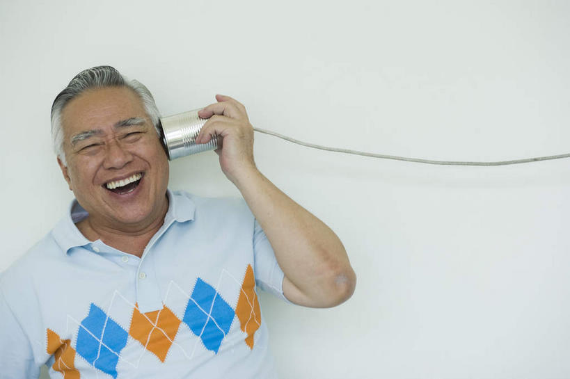 东方人,头发,一个人,站,举,笑,微笑,露齿笑,横图,室内,白天,白色背景,正面,亚洲,仅一个男性,仅一个人,握,阴影,服装,光线,影子,灯光,倾斜,拿,拿着,注视,休闲装,黄种人,喇叭,衣服,白色,话筒,观察,看,托,站着,仅一个老年男性,休闲,休闲服,握着,摄影,服饰,影棚,观看,察看,关注,传声筒,歪斜,鹤发,老年男性,男人,男性,亚洲人,举起,举手,举着,向上举,向上伸,向上托,站立,半身,彩图,影棚拍摄,拍摄