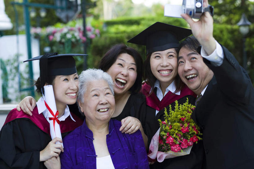 东方人,儿童,老年人,母亲,父亲,女儿,祖母,祖父,三代同堂,站,笑,微笑,露齿笑,横图,室外,白天,正面,纯洁,植物,亚洲,握,文凭,许多人,拿,拿着,黄种人,祖孙三代,树,树木,小孩,绿色,自然,花束,站着,一群人,温暖,温馨,父女,母女,父爱,可爱,母爱,童年,童趣,握着,生长,奶奶,爷爷,成长,祖孙,和睦,证书,博士服,童真,学位证,烂漫,无邪,外婆,外孙女,外祖母,学位证书,外公,外祖父,天真,老年男性,老年女性,男人,男性,年轻男性,年轻女性,女孩,女人,女性,亚洲人,孩子,年轻人,全家福,孙女,站立,半身,彩图,融洽,女生,爸爸,多代同堂,妈妈