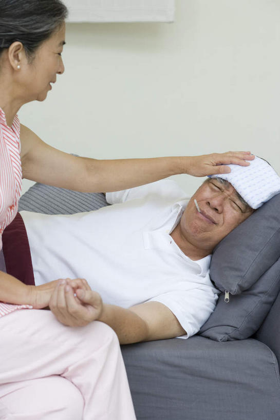 东方人,老年人,家庭,夫妻,坐,躺,摸,竖图,室内,白天,侧面,爱情,床,靠垫,生活用品,亚洲,抚摸,阴影,服装,光线,医学,测量,纺织物,器材,温度计,影子,刻度,床单,靠枕,浪漫,休闲装,黄种人,被子,玻璃制品,衣服,体温计,垫子,毛巾,枕头,清洁,休闲,生病,温暖,温馨,一家人,休闲服,恩爱,恋人,服饰,单人床,保暖,快速,温度,和睦,感冒,医疗,准确,被单,体温,精度,精准,发烧,水银温度计,透气,流感,物理,防水,水银体温计,水银柱,缩口,玻璃体温计,玻璃温度计,医用温度计,发热,抱病,储水,耐磨,吸水,卧着,老年男性,老年女性,男人,男性,女人,女性,亚洲人,夫妇,情侣,触摸,接触,躺着,卧,坐着,半身,彩图,伴侣,融洽