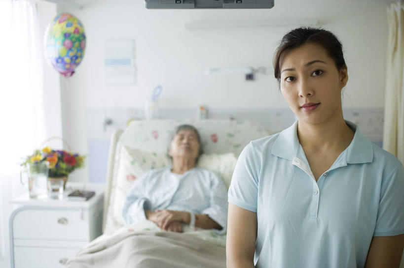 东方人,两个人,家庭,母亲,女儿,医院,站,躺,双手交叉,横图,室内,白天,正面,水,床,花瓶,亚洲,阴影,服装,朦胧,模糊,装饰,盛开,光线,液体,影子,塑料,床单,两杯,花蕾,休闲装,黄种人,饮用水,被子,玻璃制品,花,花瓣,花朵,鲜花,老人,衣服,玻璃瓶,瓶子,气球,塑料制品,床头柜,矿泉水,花苞,花蕊,站着,休闲,温暖,温馨,母女,一家人,休闲服,橡胶,母爱,服饰,单人床,华丽,修饰,点缀,和睦,被单,蒸馏水,橡胶制品,医疗机构,病号服,衬托,美观,雅致,雅观,白叟,卧着,老年女性,年轻女性,女人,女性,亚洲人,十字手,躺着,卧,站立,半身,彩图,病院,诊所,融洽