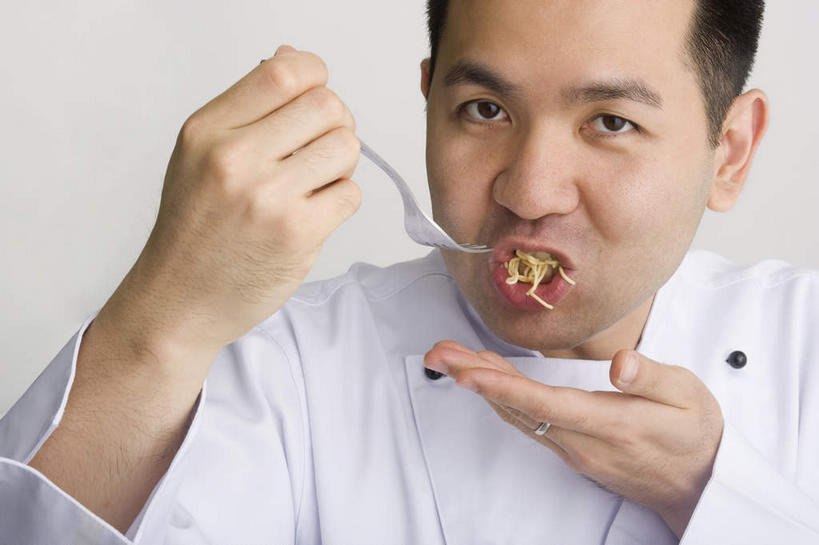 面食,面条,东方人,脸,头,脸颊,脖子,手,一个人,厨师,站,吃,横图,室内,特写,白天,白色背景,正面,工作服,制服,餐具,亚洲,双手,仅一个男性,仅一个人,握,叉子,刀叉,刀子,面,拿,拿着,注视,黄种人,肩膀,仅一个年轻男性,观察,看,站着,手部,握着,摄影,影棚,观看,察看,关注,餐刀,餐叉,工作制服,男人,男性,年轻男性,亚洲人,头部,脖,颈,颈部,脸部,脸蛋,面部,厨师长,厨子,大厨,主厨,进餐用具,嚼,食,站立,半身,彩图,影棚拍摄,工作套服,拍摄