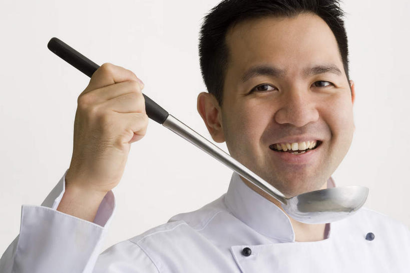 东方人,脸,头,脸颊,脖子,手,一个人,厨师,站,笑,微笑,露齿笑,横图,室内,特写,白天,白色背景,正面,亚洲,仅一个男性,仅一个人,握,阴影,反射,影子,勺子,拿,拿着,注视,黄种人,肩膀,仅一个年轻男性,调羹,汤匙,观察,看,站着,手部,握着,摄影,影棚,观看,单手,察看,关注,厨师服,男人,男性,年轻男性,亚洲人,头部,脖,颈,颈部,脸部,脸蛋,面部,厨师长,厨子,大厨,主厨,站立,半身,彩图,影棚拍摄,拍摄