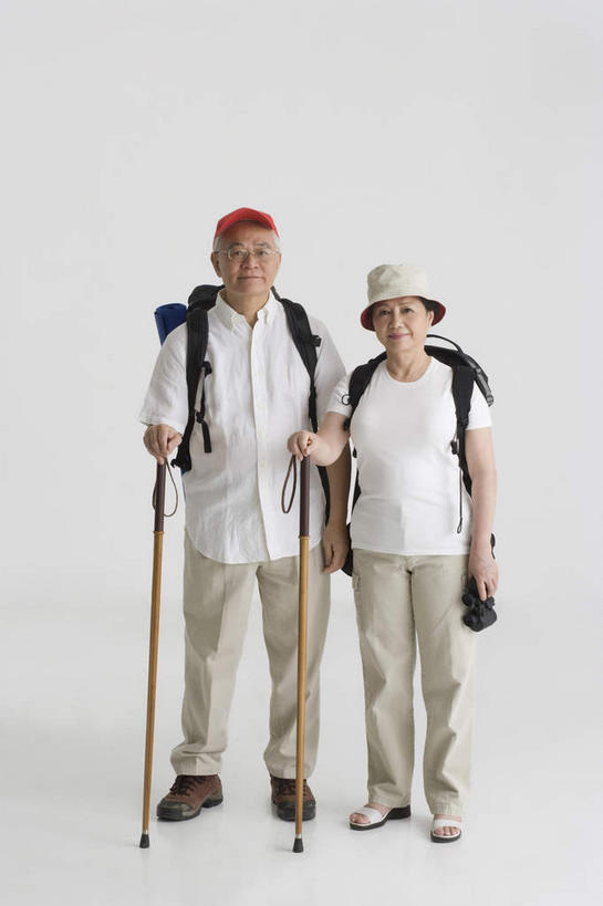 东方人,两个人,夫妻,站,竖图,室内,白天,白色背景,正面,爱情,旅游,度假,亚洲,服装,包,工具,器材,书包,浪漫,休闲装,黄种人,娱乐,衣服,背包,站着,享受,休闲,休闲服,器械,恩爱,放松,恋人,摄影,服饰,影棚,拐杖,登山杖,辅助设备,登山棍,老年男性,老年女性,男人,男性,女人,女性,亚洲人,夫妇,情侣,登山,爬山,站立,彩图,全身,影棚拍摄,拍摄,伴侣,双肩包