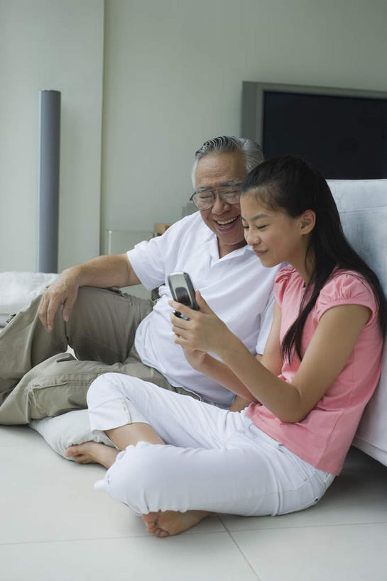 东方人,两个人,家庭,祖父,坐,笑,打电话,盘腿,微笑,露齿笑,竖图,室内,白天,正面,纯洁,沙发,电话,电视,手机,亚洲,握,眼镜,拿,拿着,黄种人,通讯设备,小孩,温暖,温馨,一家人,可爱,童年,童趣,握着,爷爷,祖孙,老花镜,和睦,彩电,布艺沙发,童真,烂漫,无邪,外孙女,外公,外祖父,彩色电视机,显像管屏,显像管屏幕,远视眼镜,交流,天真,老年男性,男人,男性,女孩,女人,女性,亚洲人,孙女,电视机,沟通,盘腿而坐,盘膝,盘着腿的,盘着腿坐,双腿交叉,通话,坐着,半身,彩图,融洽