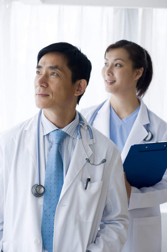 东方人,两个人,伙伴,朋友,医生,站,捧,竖图,室内,白天,正面,衬衫,友谊,合作,团队,窗帘,亚洲,阴影,装饰,光线,笔,影子,办公用品,领带,注视,黄种人,文具,帘子,听诊器,学习用品,观察,看,站着,医护人员,医疗人员,遮阳,战略,观看,华丽,修饰,文具用品,点缀,察看,医疗设备,白大褂,关注,医疗器械,记录板,医疗工具,记事板,联合,合谋,衬托,美观,雅致,雅观,两套,检测工具,配合,协作,男人,男性,女人,女性,中年男性,中年女性,亚洲人,大夫,端,端着,捧着,手捧,站立,半身,彩图,衬衣