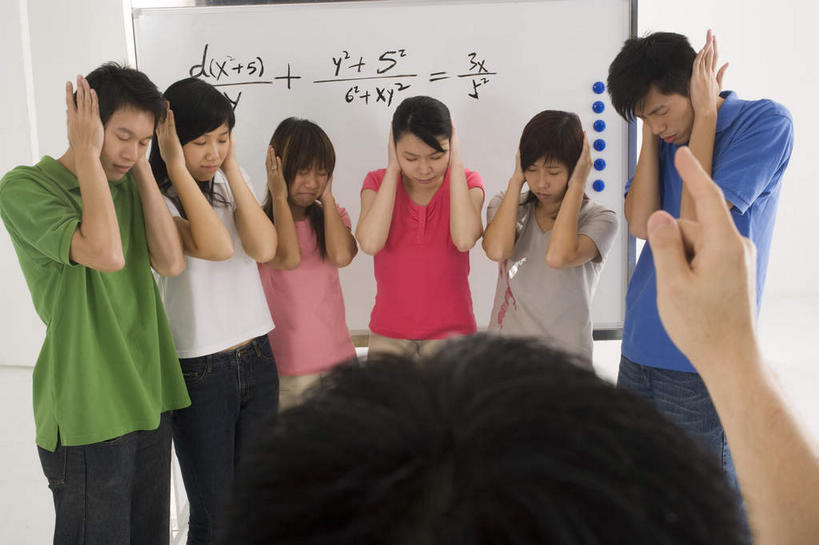 东方人,背部,伙伴,朋友,站,举,闭眼,横图,室内,白天,正面,失败,友谊,亚洲,指,服装,沮丧,标志,文字,字符,字母,许多人,休闲装,黄种人,方向,标识,衣服,白板,低头,手势,托,站着,一群人,休闲,难受,同学,休闲服,无奈,捂,遮,遮掩,服饰,失望,悲伤,掩盖,伤心,遮挡,指向,难过,食指,校友,训斥,失落,公式,记录板,遮盖,记事板,颓废,挫败,受挫,落败,落空,错过,失足,失意,失策,失算,颓丧,衰颓,悲哀,懊丧,颓靡,气馁,丧气,掩饰,同窗,学友,怒斥,谴责,申斥,败北,挫折,失利,友情,男人,男性,年轻男性,年轻女性,女人,女性,亚洲人,闭眼睛,闭着眼,闭着眼睛,举起,举手,举着,向上举,向上伸,向上托,站立,半身,彩图