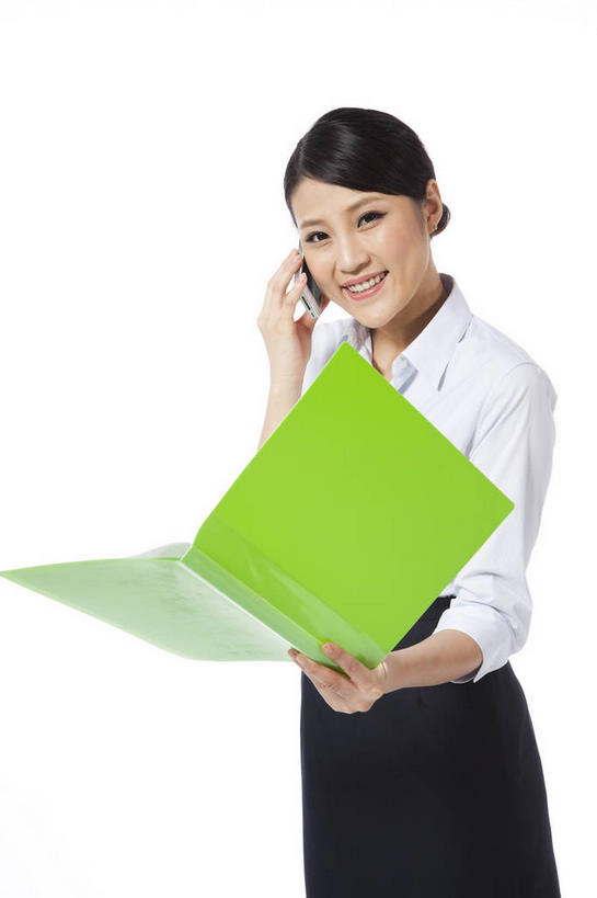 东方人,一个人,商务人士,商务女性,站,笑,打电话,微笑,露齿笑,竖图,室内,白天,白色背景,正面,衬衫,裙子,电话,手机,亚洲,仅一个年轻女性,仅一个女性,仅一个人,握,套装,材料,档案,文件,拿,拿着,注视,黄种人,通讯设备,绿色,资料,观察,看,站着,握着,短裙,摄影,影棚,观看,半身裙,察看,关注,摄影棚,文档,商务装,工薪阶层,一部,交流,年轻女性,女人,女性,亚洲人,白领,上班族,沟通,通话,站立,半身,彩图,影棚拍摄,衬衣,拍摄