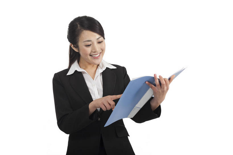 东方人,一个人,商务人士,商务女性,站,笑,微笑,露齿笑,横图,室内,白天,白色背景,正面,衬衫,亚洲,仅一个年轻女性,仅一个女性,仅一个人,握,指,套装,材料,档案,文件,拿,拿着,注视,黄种人,方向,资料,打开,低头,翻开,观察,看,手势,站着,握着,摄影,影棚,观看,察看,指向,食指,关注,摄影棚,文档,商务装,工薪阶层,垂头,掀开,年轻女性,女人,女性,亚洲人,白领,上班族,站立,半身,彩图,影棚拍摄,衬衣,拍摄,打手势