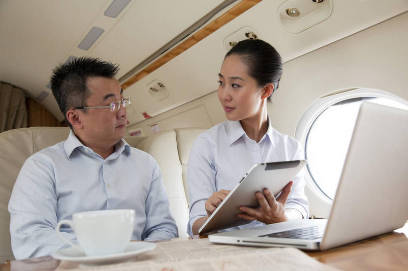 咖啡,东方人,两个人,同事,商务人士,商务男性,商务女性,坐,横图,室内,白天,正面,衬衫,幸福,成功,合作,团队,集体,信心,电脑,笔记本电脑,窗户,桌子,飞机,杯子,餐具,亚洲,握,套装,网络,瓷器,碟子,盘,眼镜,墙,咖啡杯,陶瓷制品,交通,拿,拿着,扭头,注视,黄种人,娱乐,通讯设备,航空,队伍,玻璃窗,相视,墙壁,墙面,饮料,盘子,车窗,碟,交通工具,观察,看,转头,享受,休闲,温馨,面对面,机舱,放松,乐趣,握着,运输,观看,对视,一台,察看,提神,无线,领导,舒适,客机,互视,成就,关注,载具,瓷杯,醒脑,通信设备,相对,商务装,无线网络,合伙,领袖,近视眼镜,无线上网,便携式电脑,工薪阶层,相看,软饮料,手提电脑,男人,男性,年轻男性,年轻女性,女人,女性,亚洲人,白领,上班族,坐着,半身,彩图,衬衣