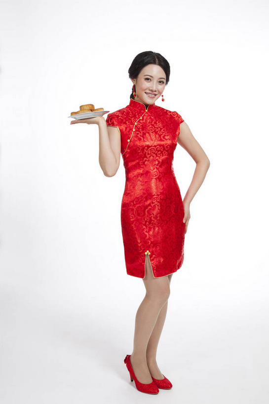 点心,月饼,东方人,一个人,站,捧,笑,微笑,竖图,室内,白天,正面,高跟鞋,民族服装,时尚,餐具,鞋子,中秋节,亚洲,仅一个年轻女性,仅一个女性,仅一个人,旗袍,节日,庆祝,碟子,盘,料理,食品,面点,注视,黄种人,文化,手叉腰,美食,食物,糕点,一个,红色,盘子,碟,叉腰,观察,看,站着,庆典,中式,摄影,影棚,单个,观看,纪念,察看,关注,时髦,中国文化,摄影棚,中秋,时兴,宫饼,胡饼,团圆饼,小饼,月团,单手叉腰,年轻女性,女人,女性,亚洲人,端,端着,捧着,手捧,站立,彩图,全身,影棚拍摄,传统服装,民俗服,拍摄,八月会,八月节,拜月节,端正月,秋节,团圆节,月节,月夕,传统文化