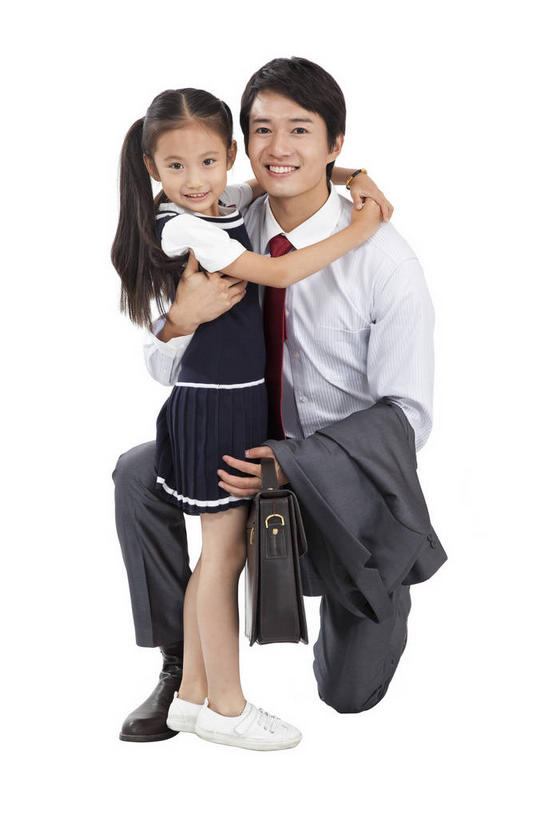 东方人,儿童,两个人,家庭,父亲,女儿,商务人士,商务男性,站,蹲,抱,笑,微笑,露齿笑,竖图,室内,白天,白色背景,正面,衬衫,裙子,纯洁,亚洲,套装,服装,包,公文包,领带,注视,休闲装,黄种人,小孩,衣服,观察,看,站着,休闲,温暖,温馨,父女,一家人,休闲服,父爱,可爱,童年,童趣,短裙,摄影,服饰,影棚,公事包,抱着,观看,半身裙,和睦,察看,搂着,象征,庄重,关注,摄影棚,商务装,身份,工薪阶层,童真,烂漫,无邪,正式,地位,天真,男人,男性,年轻男性,女孩,亚洲人,孩子,年轻人,白领,上班族,蹲着,搂,搂抱,站立,彩图,全身,影棚拍摄,衬衣,拍摄,融洽,女生