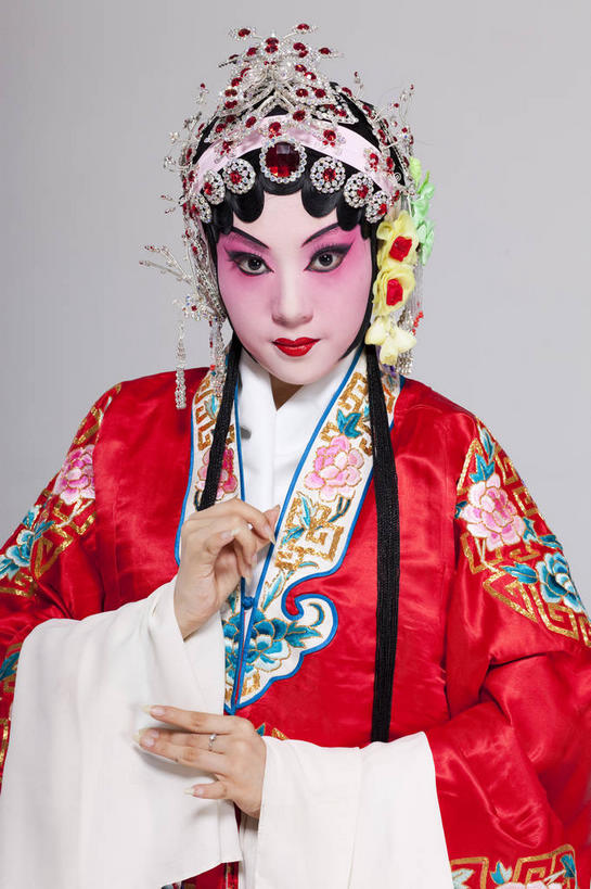 东方人,一个人,演员,站,笑,微笑,竖图,室内,白天,正面,民族服装,化妆,亚洲,仅一个年轻女性,仅一个女性,仅一个人,灰色背景,服装,装饰,头饰,注视,黄种人,文化,衣服,红色,彩妆,发饰,饰品,观察,看,站着,摄影,服饰,影棚,观看,华丽,修饰,点缀,察看,衣着,穿着,关注,中国文化,摄影棚,戏剧,表演服,演出服,京剧,配饰,戏曲,国粹,皮黄,衬托,美观,雅致,雅观,衣饰,道具服,青衣,年轻女性,女人,女性,亚洲人,站立,半身,彩图,影棚拍摄,传统服装,民俗服,拍摄,京剧服饰,国剧,京戏,平剧,中国戏曲,旦角,传统文化,舞台妆,旦,京剧演员,角色,正旦