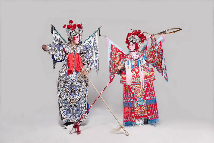 东方人,两个人,同事,演员,站,横图,室内,白天,正面,民族服装,成功,合作,团队,集体,信心,竞争,旗帜,亚洲,对抗,握,灰色背景,服装,装饰,冲突,头饰,拿,拿着,注视,黄种人,破坏,文化,旗子,队伍,相视,衣服,红色,蓝色,发饰,饰品,观察,看,站着,面对面,大衣,武器,战争,握着,摄影,服饰,影棚,观看,对视,华丽,修饰,损坏,点缀,察看,领导,互视,攻击,威胁,衣着,成就,穿着,对立,关注,矛盾,中国文化,摄影棚,兵器,戏剧,相对,防御,表演服,合伙,领袖,演出服,京剧,配饰,戏曲,国粹,相看,皮黄,敌对,挫败,斗争,抗拒,抗衡,衬托,美观,雅致,雅观,杀伤,威慑,旌旗,旗号,衣饰,道具服,危险,男人,男性,年轻男性,年轻女性,女人,女性,亚洲人,站立,彩图,全身,影棚拍摄,传统服装,民俗服,拍摄,京剧服饰,国剧,京戏,平剧,中国戏曲,旦角,传统文化,旦,刀马旦,京剧演员,武旦,角色