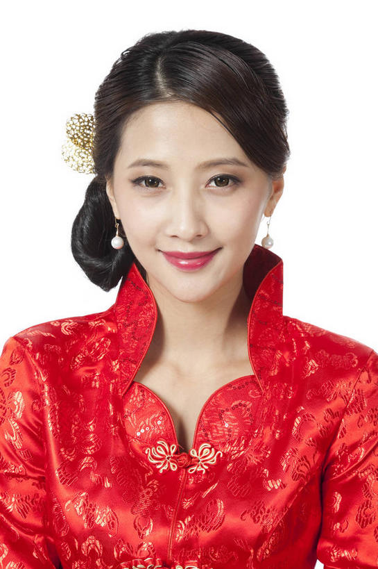 东方人,脸,头,脸颊,一个人,笑,微笑,竖图,室内,特写,白天,白色背景,正面,民族服装,亚洲,仅一个年轻女性,仅一个女性,仅一个人,旗袍,注视,黄种人,文化,肩膀,装饰品,红色,耳环,饰品,首饰,观察,看,摄影,影棚,观看,察看,关注,中国文化,摄影棚,耳饰,年轻女性,女人,女性,亚洲人,头部,脸部,脸蛋,面部,半身,彩图,影棚拍摄,传统服装,民俗服,拍摄,传统文化