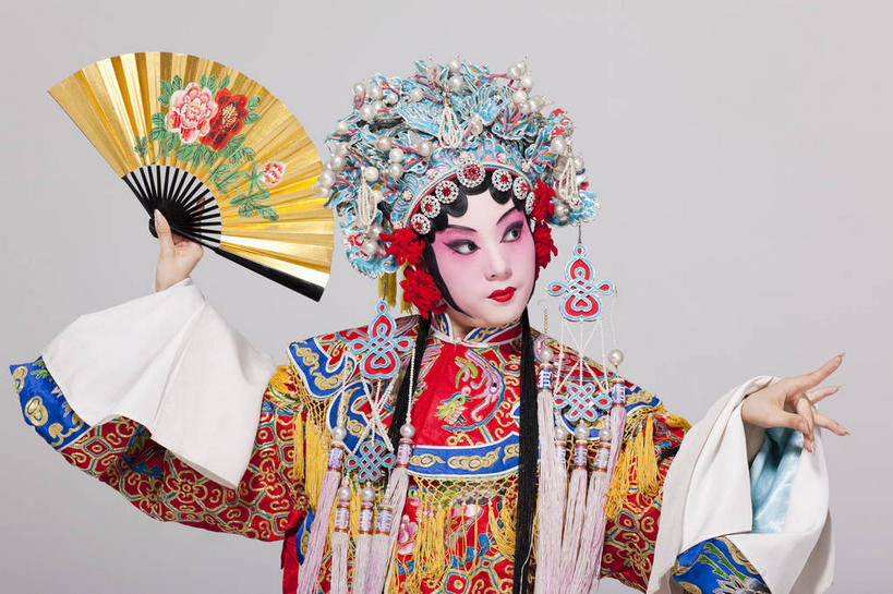 东方人,一个人,演员,电影明星,站,举,横图,室内,白天,正面,民族服装,化妆,帽子,武汉,中国,亚洲,仅一个年轻女性,仅一个女性,仅一个人,一把,握,指,灰色背景,服装,头饰,拿,拿着,扭头,注视,黄种人,方向,文化,衣服,彩妆,发夹,发饰,夹子,观察,看,手势,托,站着,转头,握着,摄影,服饰,影棚,观看,察看,指向,衣着,食指,穿着,关注,中国文化,摄影棚,戏剧,表演服,演出服,京剧,东亚,湖北,湖北省,戏曲,武昌区,武汉市,武昌,国粹,皮黄,中华人民共和国,省会,华中地区,鄂,衣饰,道具服,年轻女性,女人,女性,亚洲人,影视明星,举起,举手,举着,向上举,向上伸,向上托,站立,半身,彩图,影棚拍摄,传统服装,民俗服,拍摄,京剧服饰,黄鹄山,蛇山,国剧,京戏,平剧,中国戏曲,旦角,打手势,传统文化,舞台妆,旦,刀马旦,武旦,角色