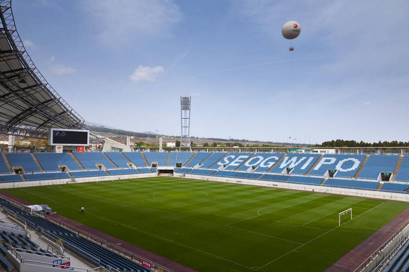 无人,足球场,体育馆,运动场,横图,室外,白天,正面,旅游,度假,草地,草坪,植物,标志建筑,地标,建筑,济州岛,韩国,亚洲,一排,许多,阴影,漂浮,整齐,装饰,光线,英文,标志,文字,影子,字符,塑料,字母,云,云朵,看台,很多,云彩,娱乐,标识,建设,体育场,座位,草,排列,一个,蓝色,绿色,白云,蓝天,天空,阳光,气球,塑料制品,天,享受,休闲,橡胶,旅游胜地,放松,晴朗,单个,英文字母,华丽,修饰,漂流,点缀,队列,绿茵场,橡胶制品,东亚,运动馆,衬托,美观,雅致,雅观,流浪,大韩民国,济州,济州道,济州特别自治道,特别自治道,西归浦,西归浦市,流落,流散,漂泊,飘泊,飘流,坐位,晴空,彩图,足球比赛场地,南朝鲜,南韩,济州世界杯体育场