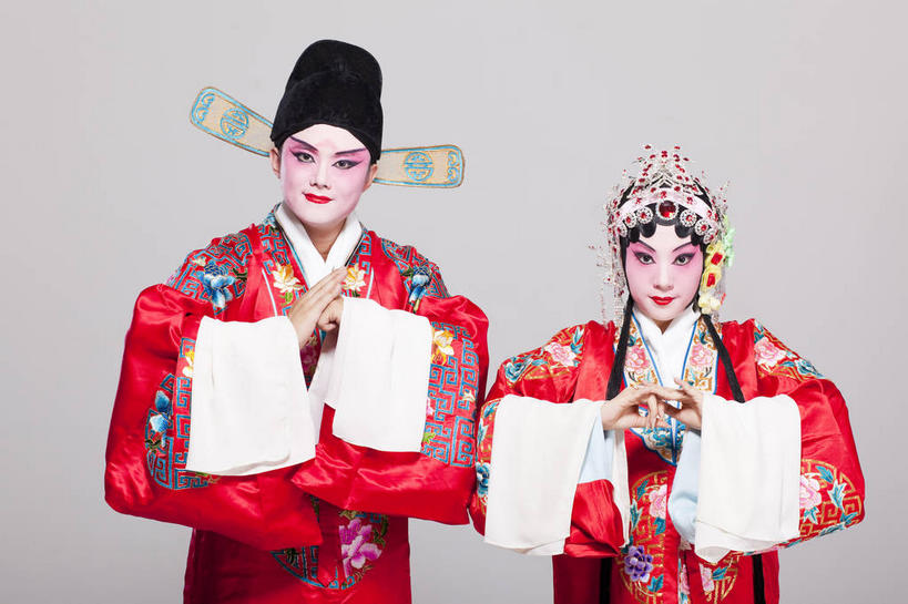 东方人,两个人,演员,电影明星,站,笑,微笑,横图,室内,白天,正面,民族服装,化妆,帽子,亚洲,灰色背景,服装,祝福,注视,黄种人,文化,衣服,彩妆,观察,看,手势,站着,恭喜,摄影,服饰,影棚,观看,礼节,察看,生,衣着,穿着,关注,中国文化,摄影棚,祝贺,戏剧,礼仪,表演服,演出服,祝愿,京剧,作揖,戏曲,国粹,拱手,皮黄,尊敬,恭敬,寒暄,恭贺,同喜,衣饰,道具服,青衣,男人,男性,年轻男性,年轻女性,女人,女性,亚洲人,影视明星,站立,半身,彩图,影棚拍摄,传统服装,民俗服,拍摄,京剧服饰,国剧,京戏,平剧,中国戏曲,旦角,打手势,传统文化,舞台妆,旦,角色,小生,正旦