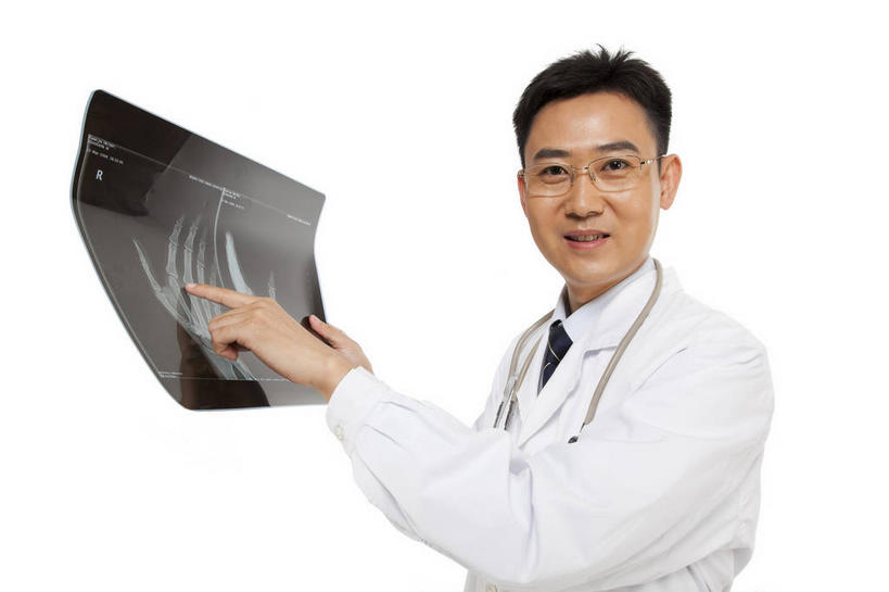 东方人,一个人,医生,站,笑,微笑,横图,x光片,室内,白天,白色背景,正面,工作服,制服,亚洲,仅一个男性,仅一个人,仅一个中年男性,一张,握,辐射,科学,医学,眼镜,领带,拿,拿着,注视,黄种人,观察,看,站着,医护人员,医疗人员,握着,摄影,影棚,观看,察看,医疗,科学技术,x射线,象征,庄重,关注,学位,摄影棚,身份,x光,近视眼镜,正式,地位,工作制服,男人,男性,中年男性,亚洲人,大夫,站立,半身,彩图,影棚拍摄,工作套服,拍摄,电磁波,电磁辐射,人文学硕士,硕士,硕士学位,文学硕士