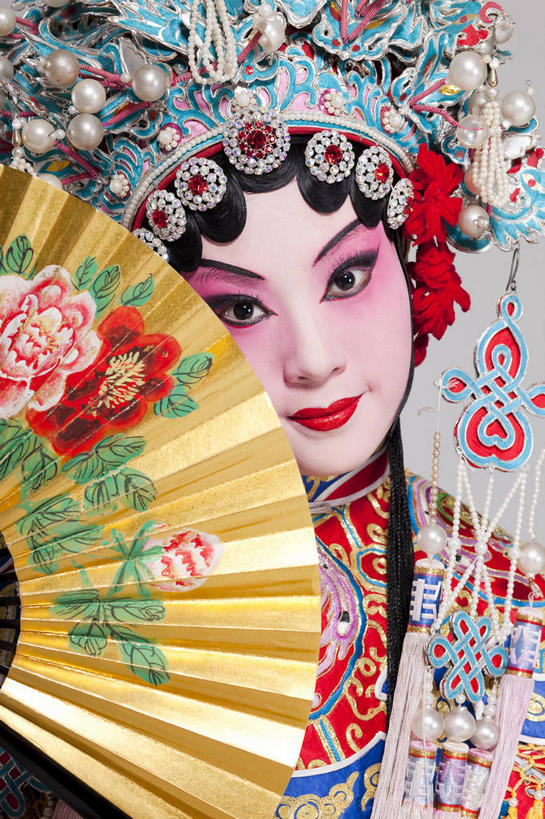 东方人,脸,头,脸颊,一个人,演员,笑,微笑,竖图,室内,特写,白天,正面,民族服装,化妆,亚洲,仅一个年轻女性,仅一个女性,仅一个人,一把,表演,服装,装饰,扇子,头饰,折扇,纸扇,清凉,注视,黄种人,凉爽,文化,扮演,衣服,红色,彩妆,发饰,饰品,观察,看,摄影,服饰,影棚,观看,华丽,修饰,点缀,察看,演出,衣着,穿着,关注,中国文化,摄影棚,戏剧,表演服,演出服,京剧,配饰,戏曲,国粹,皮黄,衬托,美观,雅致,雅观,撒扇,衣饰,道具服,青衣,年轻女性,女人,女性,亚洲人,头部,脸部,脸蛋,面部,半身,彩图,影棚拍摄,传统服装,民俗服,拍摄,京剧服饰,国剧,京戏,平剧,中国戏曲,旦角,传统文化,舞台妆,旦,京剧演员,角色,正旦