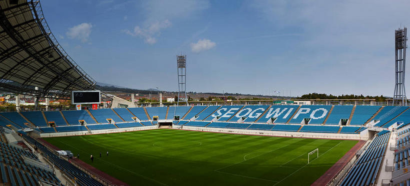 无人,足球场,体育馆,运动场,横图,室外,白天,正面,旅游,度假,草地,草坪,美景,植物,城市风光,标志建筑,城市,地标,建筑,济州岛,韩国,亚洲,一排,许多,阴影,整齐,并列,并排,光线,英文,标志,文字,影子,字符,字母,景观,云,云朵,看台,很多,云彩,娱乐,标识,建设,体育场,座位,草,排列,蓝色,绿色,白云,蓝天,天空,阳光,天,享受,休闲,景色,放松,晴朗,英文字母,队列,绿茵场,平行,东亚,运动馆,大韩民国,济州,济州道,济州特别自治道,特别自治道,西归浦,西归浦市,坐位,晴空,彩图,足球比赛场地,南朝鲜,南韩,济州世界杯体育场